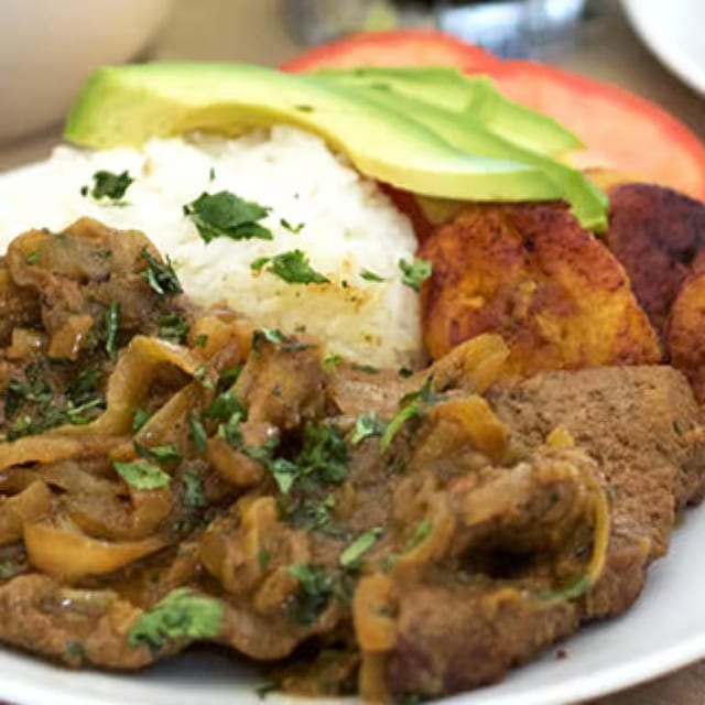 Bistec Encebollado, Top Sirloin with Onion 1/2 Tray.